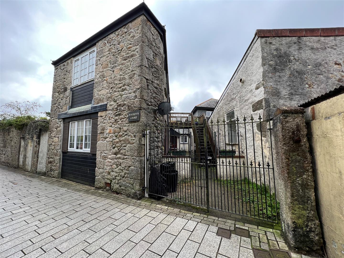 Flat Gurney's Lane in Camborne