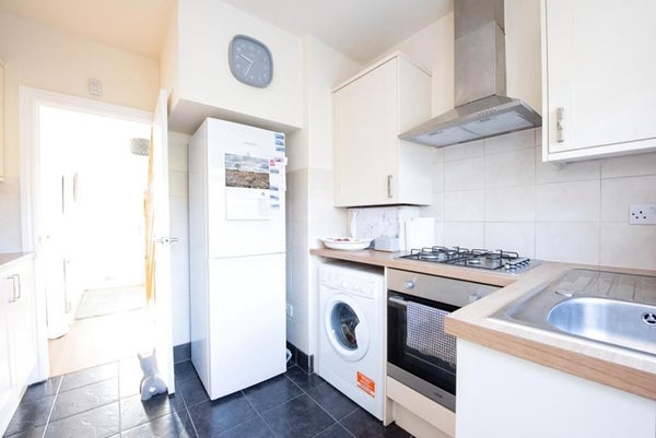 Room Dover Close in London