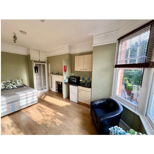 Flat Ravenscroft Road in London