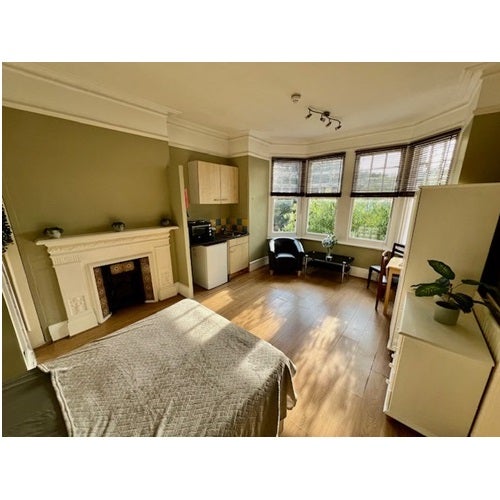Flat Ravenscroft Road in London