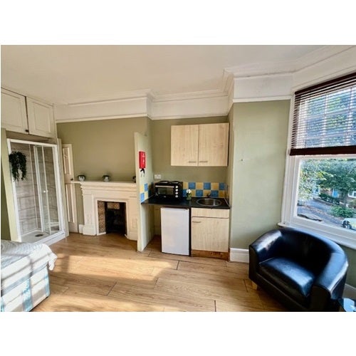 Flat Ravenscroft Road in London