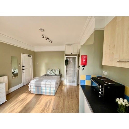 Flat Ravenscroft Road in London