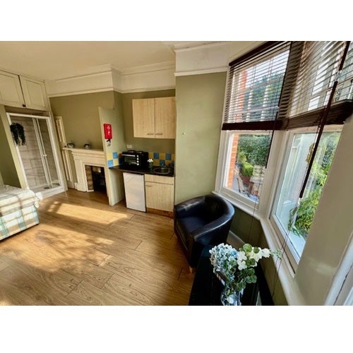 Flat Ravenscroft Road in London