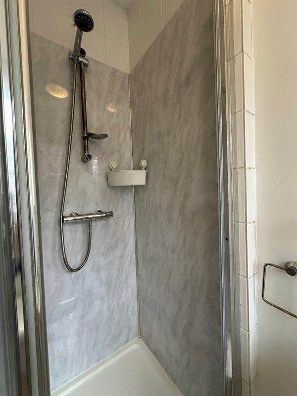 Room Bush Road in Greater London