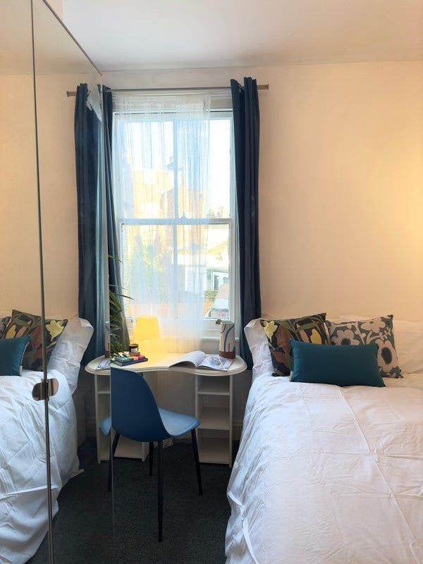 Room Bush Road in Greater London