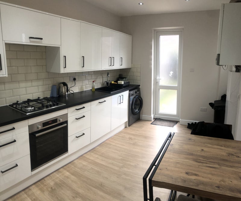 Room Hailsham Avenue in Greater London
