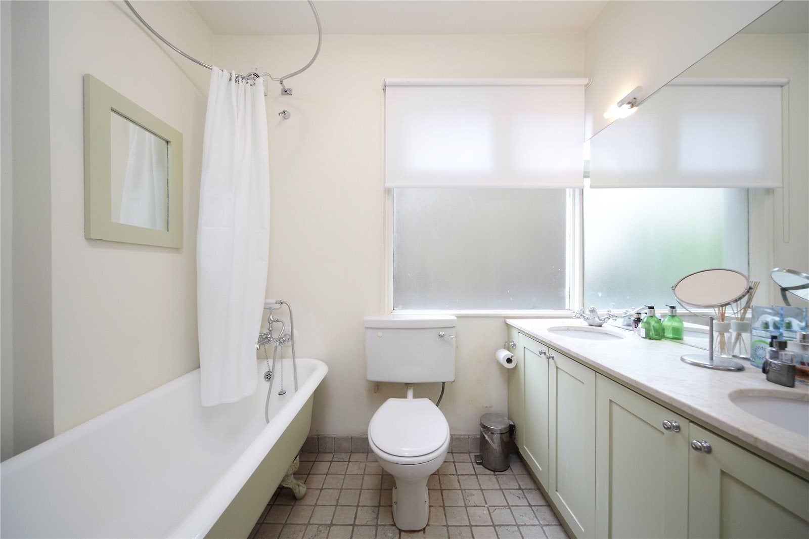 Flat Larkhall Rise in Greater London
