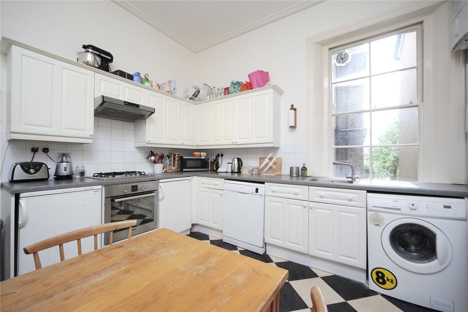 Flat Larkhall Rise in Greater London