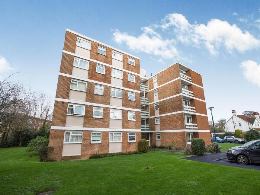 Flat Shirley Heights in Greater London