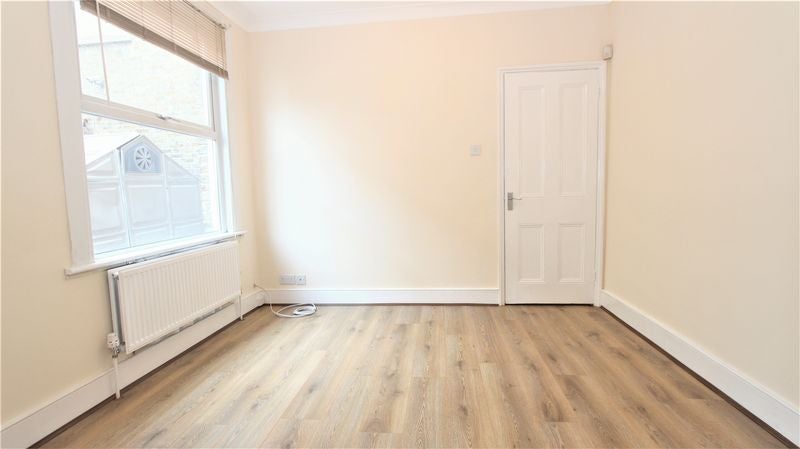Flat Trinity Road in Greater London