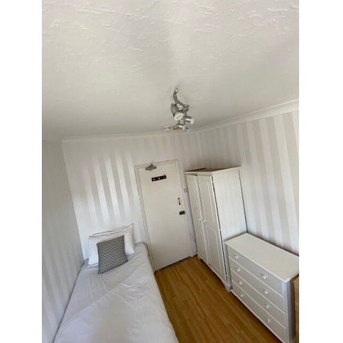 Room Holland Park Avenue in Greater London
