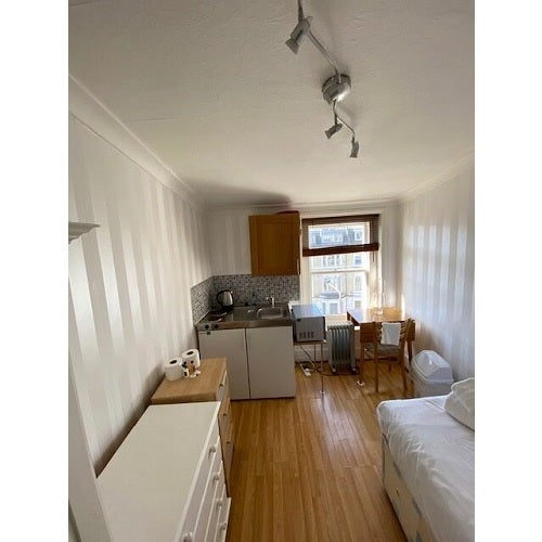 Room Holland Park Avenue in Greater London