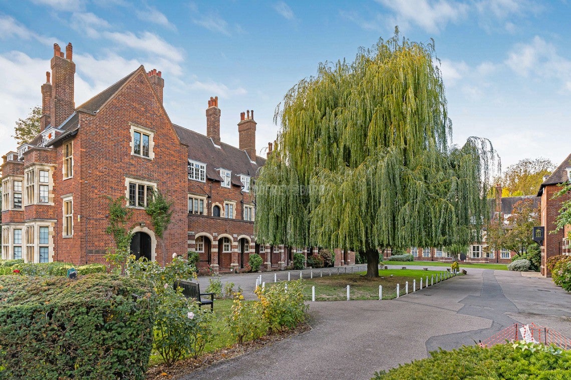 Flat Meadway Court in Greater London