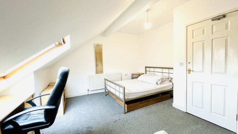Room Fieldhead Road in Sheffield