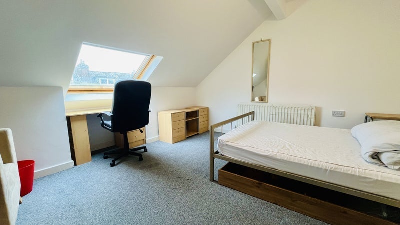Room Fieldhead Road in Sheffield