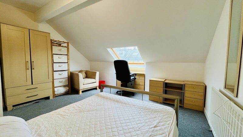 Room Fieldhead Road in Sheffield