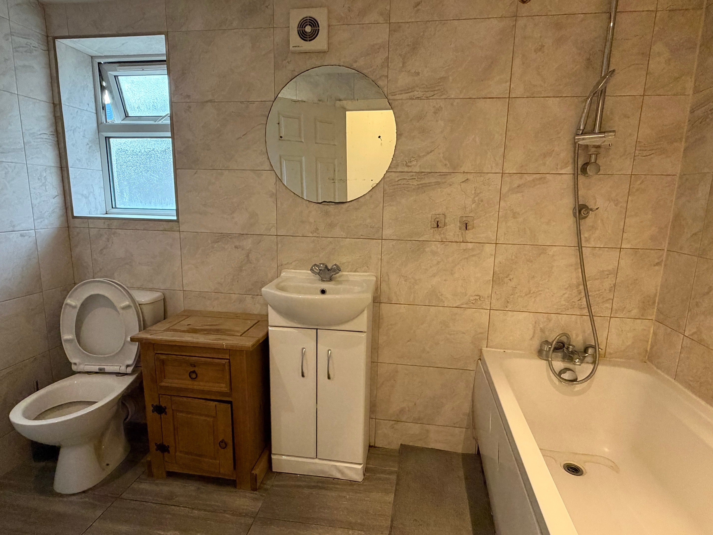 Flat Crownfield Road in Greater London