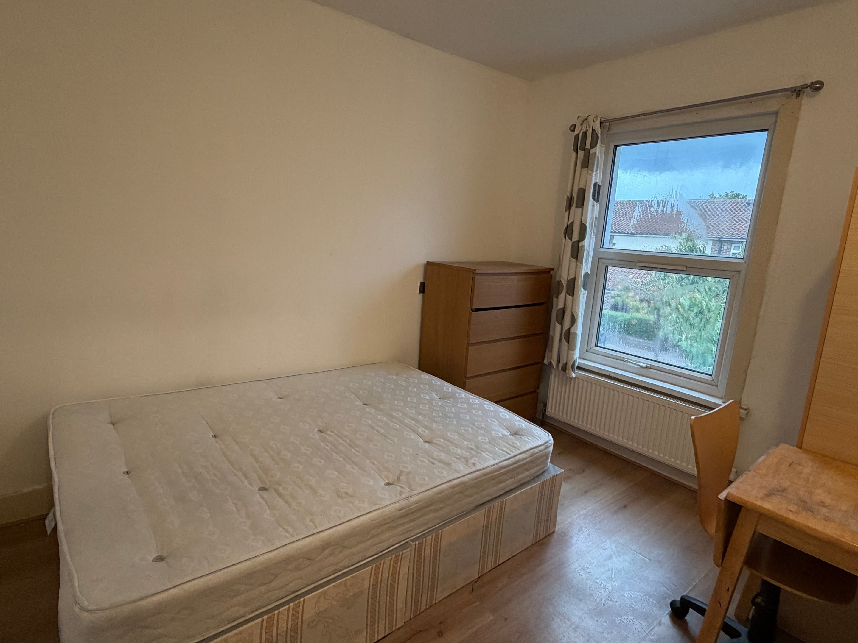 Flat Crownfield Road in Greater London