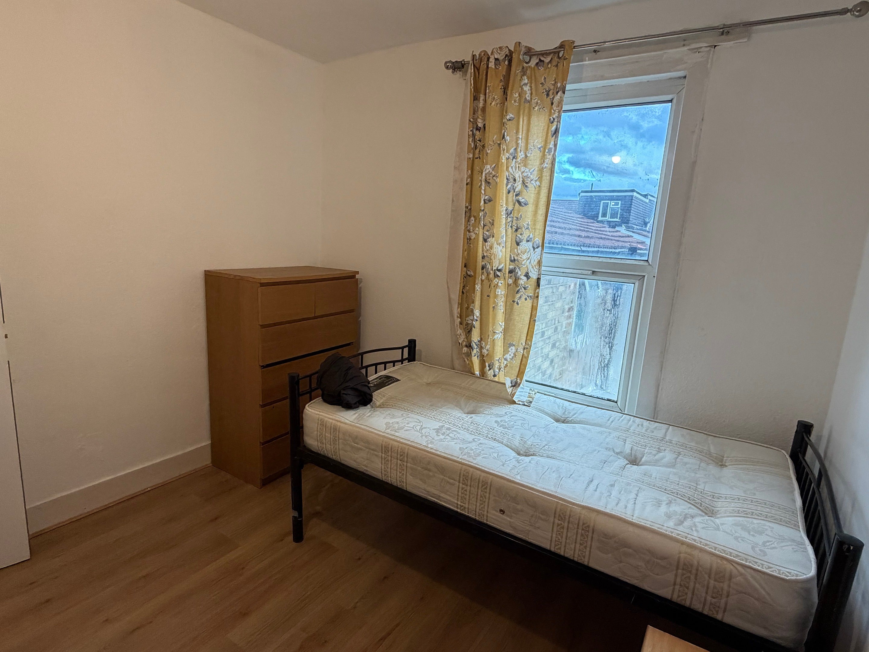 Flat Crownfield Road in Greater London
