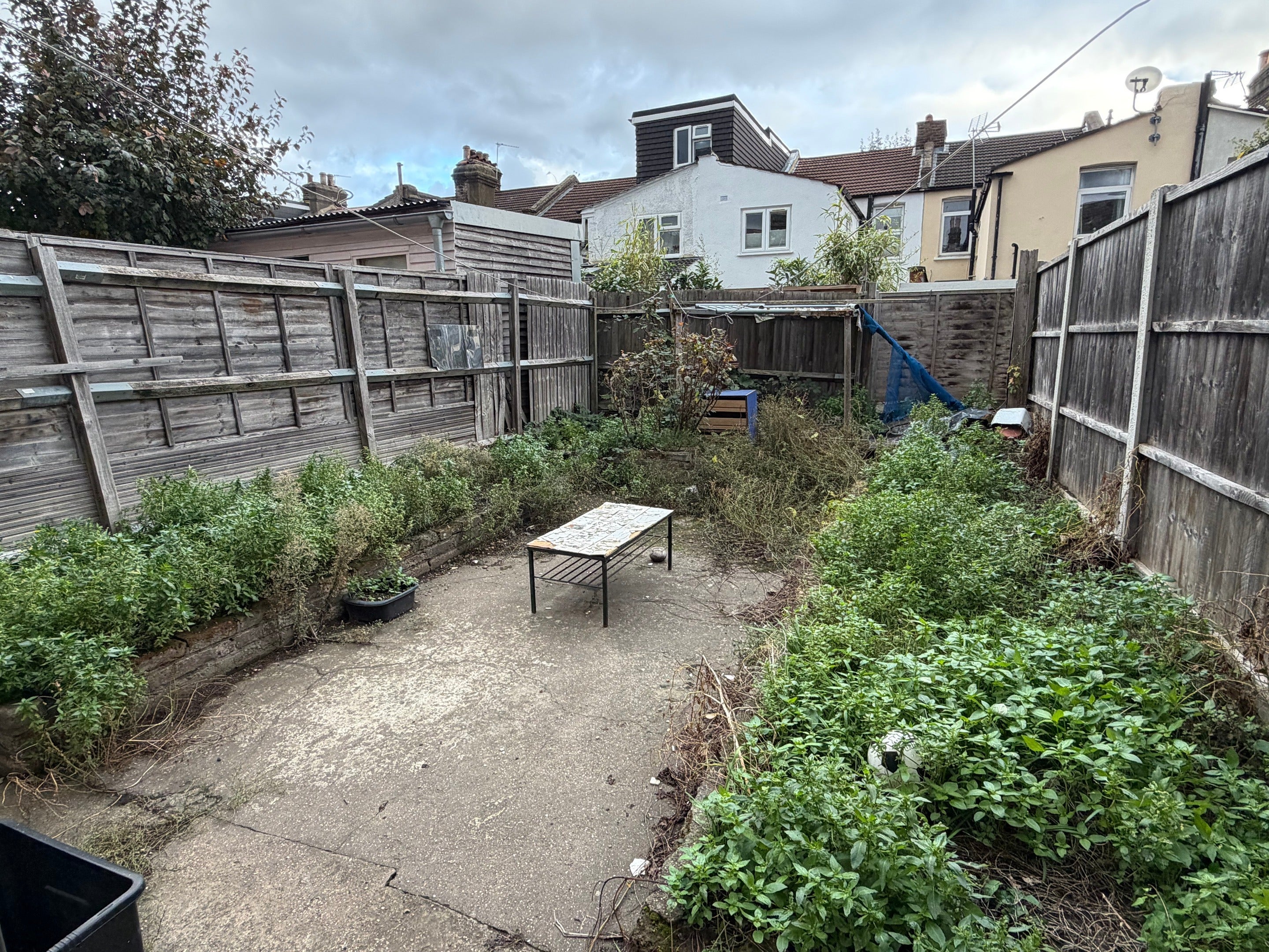 Flat Crownfield Road in Greater London