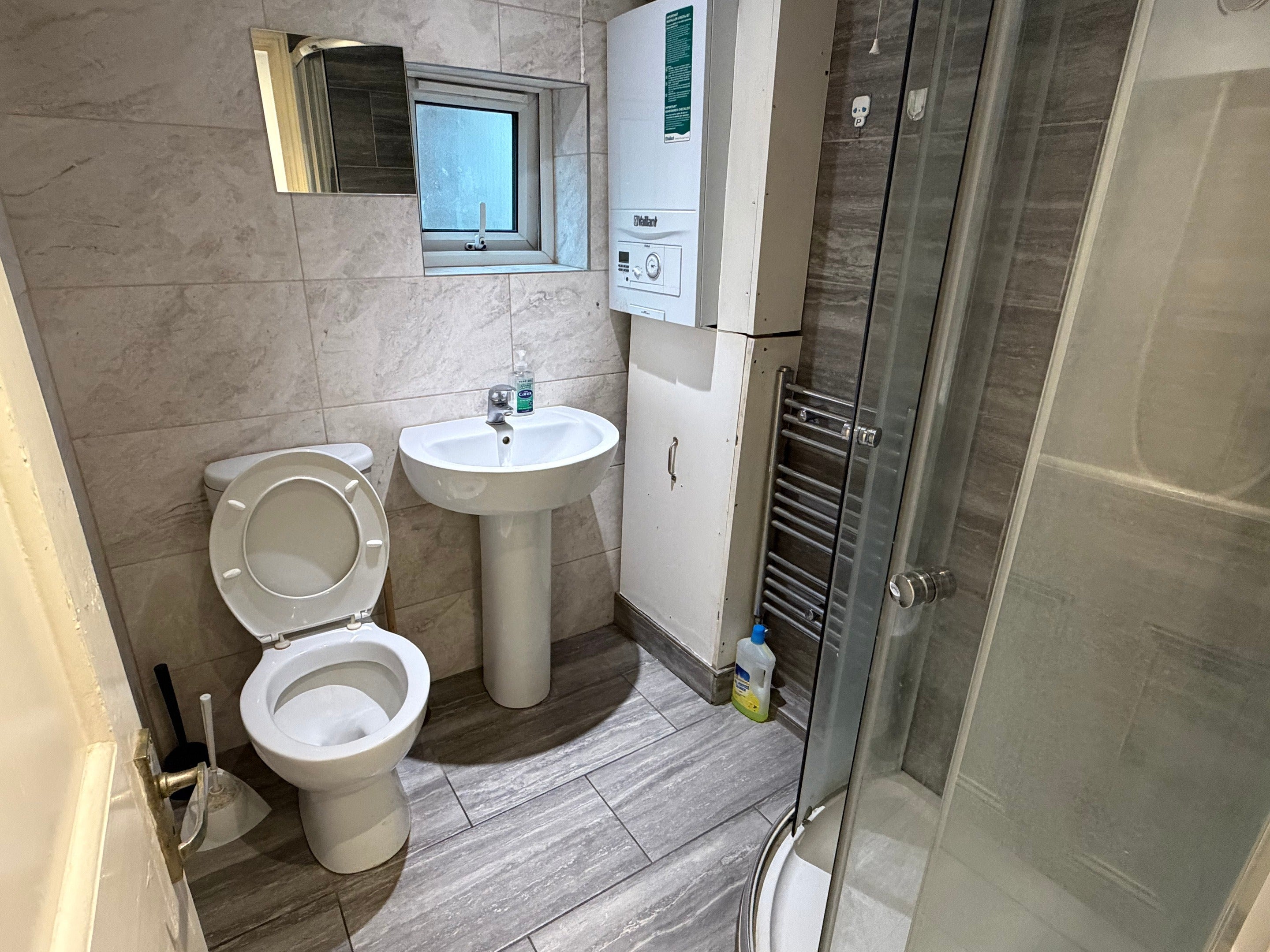Flat Crownfield Road in Greater London