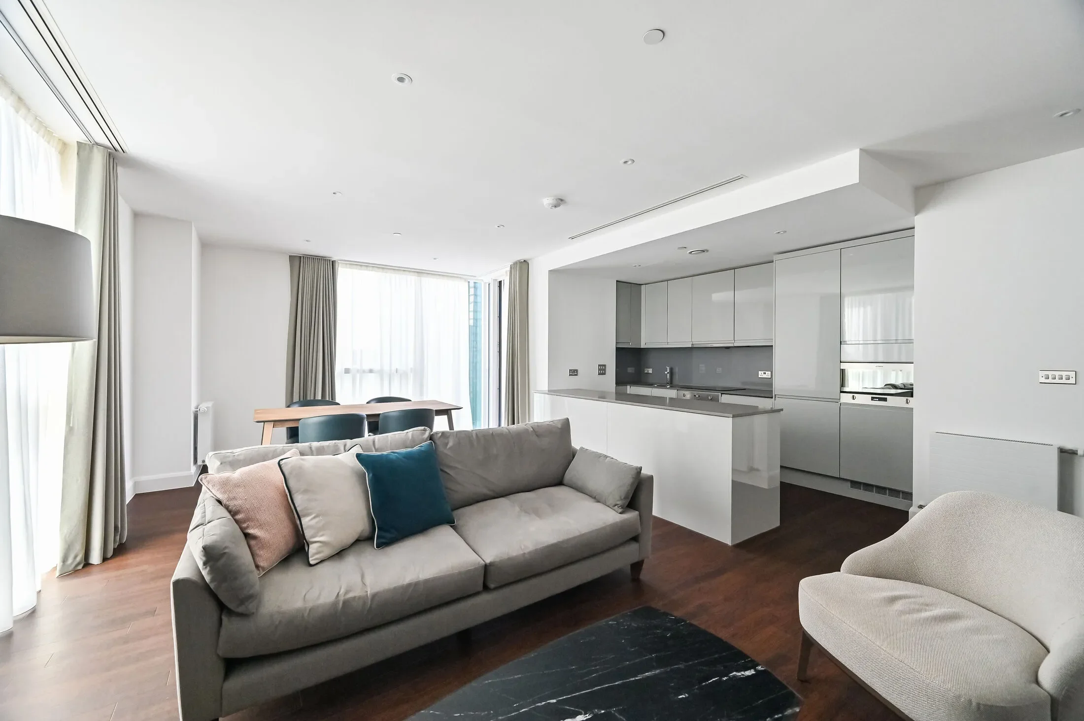 Flat Harbour Way in Greater London