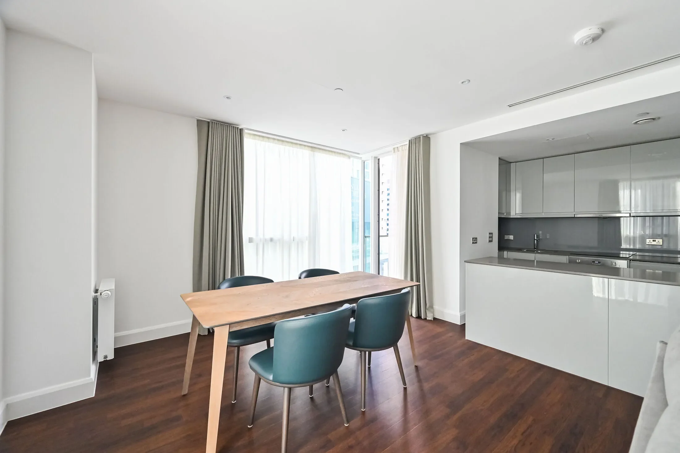 Flat Harbour Way in Greater London
