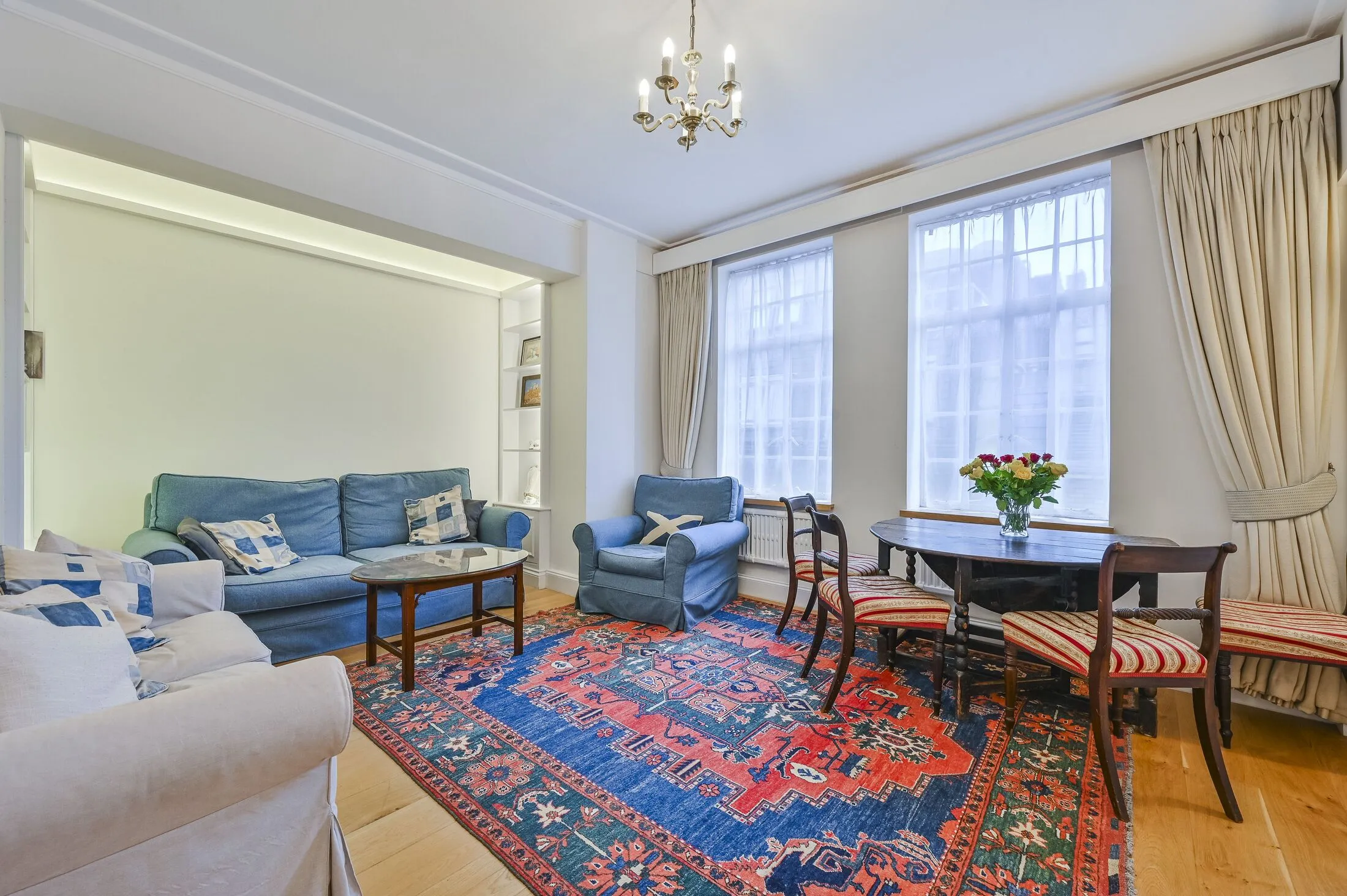 Flat Market Mews in City of Westminster