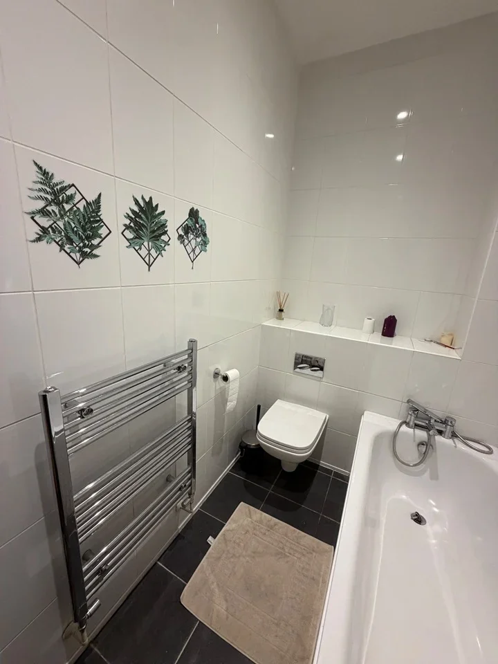 Flat Thorney Hedge Road in Greater London