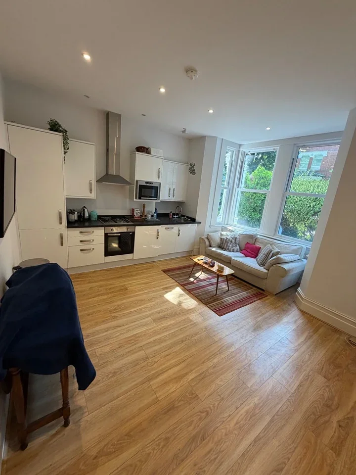Flat Thorney Hedge Road in Greater London