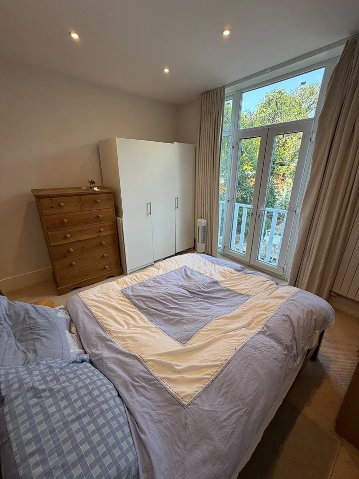 Flat Thorney Hedge Road in Greater London