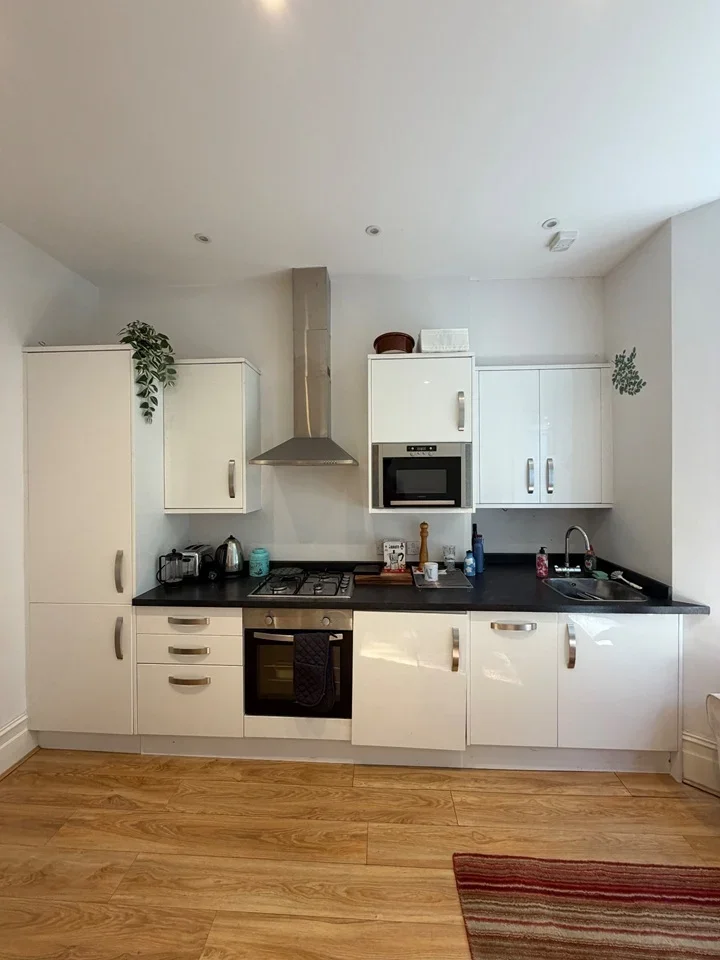 Flat Thorney Hedge Road in Greater London