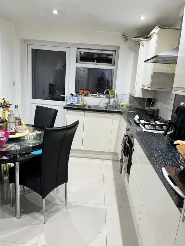 Room Bedford Avenue in Greater London