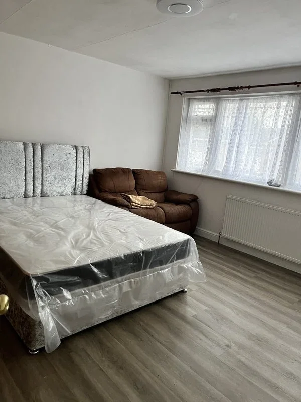 Room Bedford Avenue in Greater London