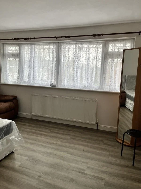 Room Bedford Avenue in Greater London