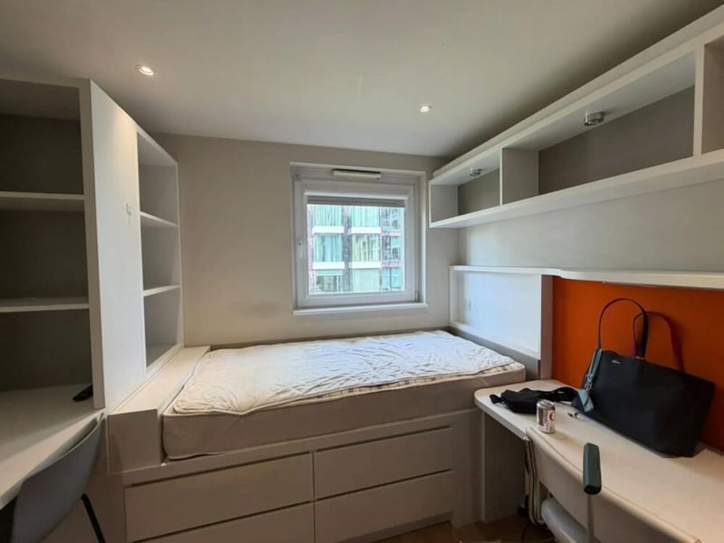 Room Leman Street in Greater London