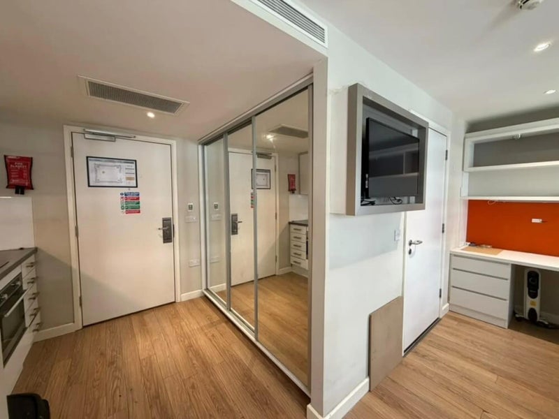 Room Leman Street in Greater London