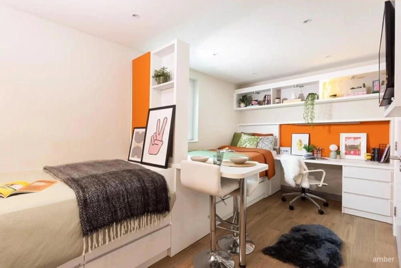 Room Leman Street in Greater London