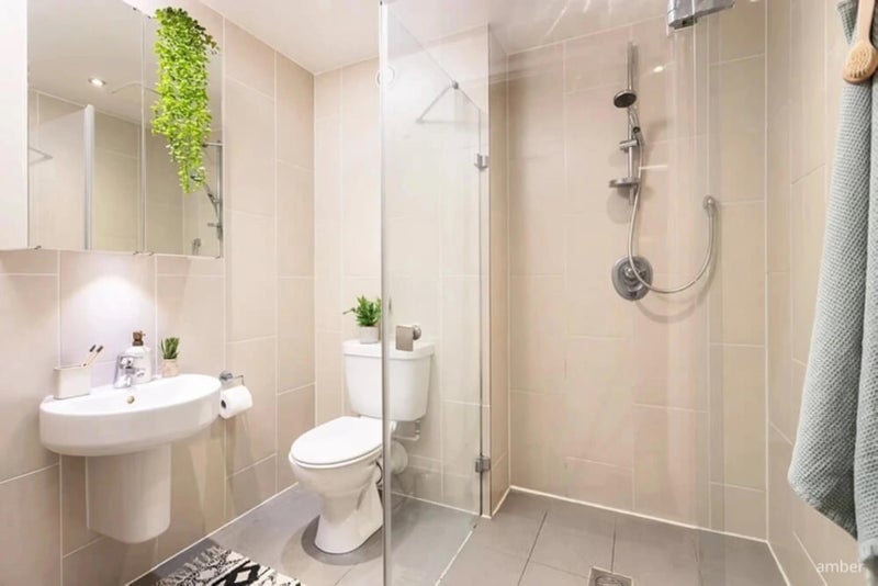 Room Leman Street in Greater London