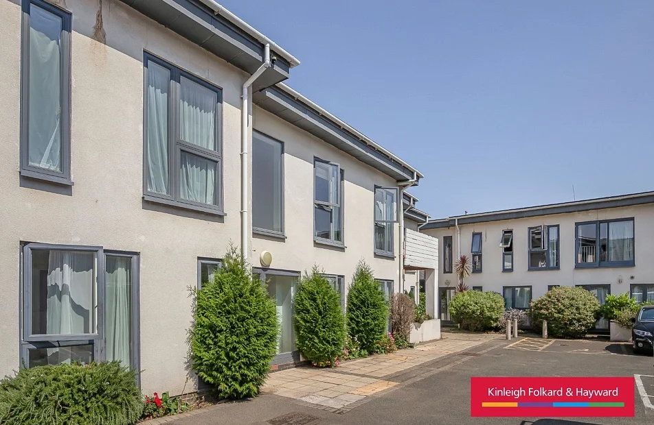 Flat Furley Road in Greater London