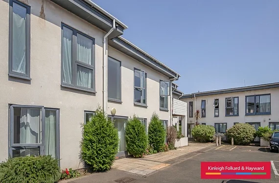 Flat Furley Road in Greater London