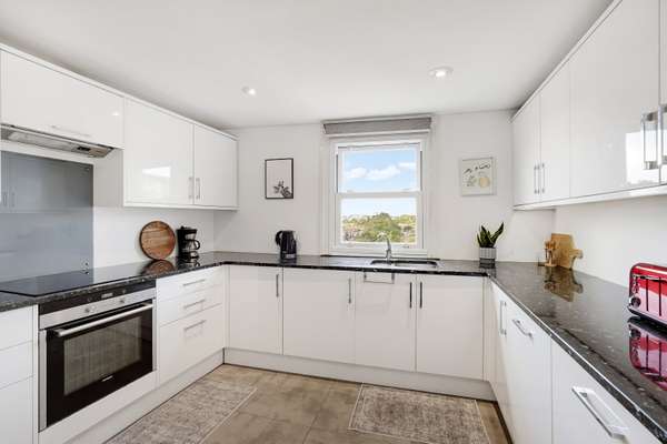 Flat Lavender Hill in Greater London