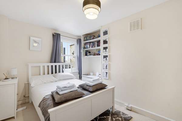 Flat Lavender Hill in Greater London