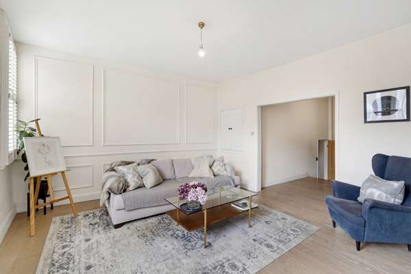 Flat Lavender Hill in Greater London