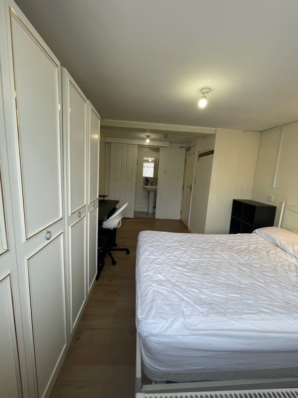 Room Pond Road in Greater London