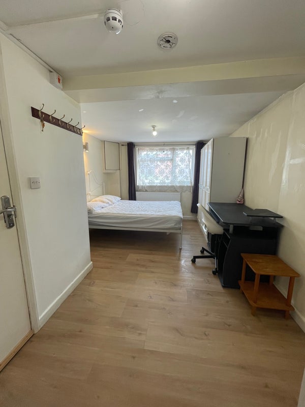 Room Pond Road in Greater London