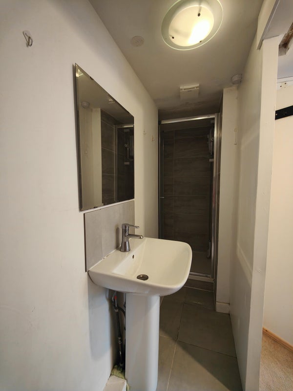 Room Pond Road in Greater London