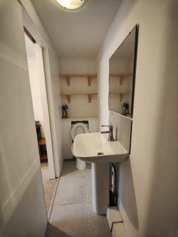 Room Pond Road in Greater London