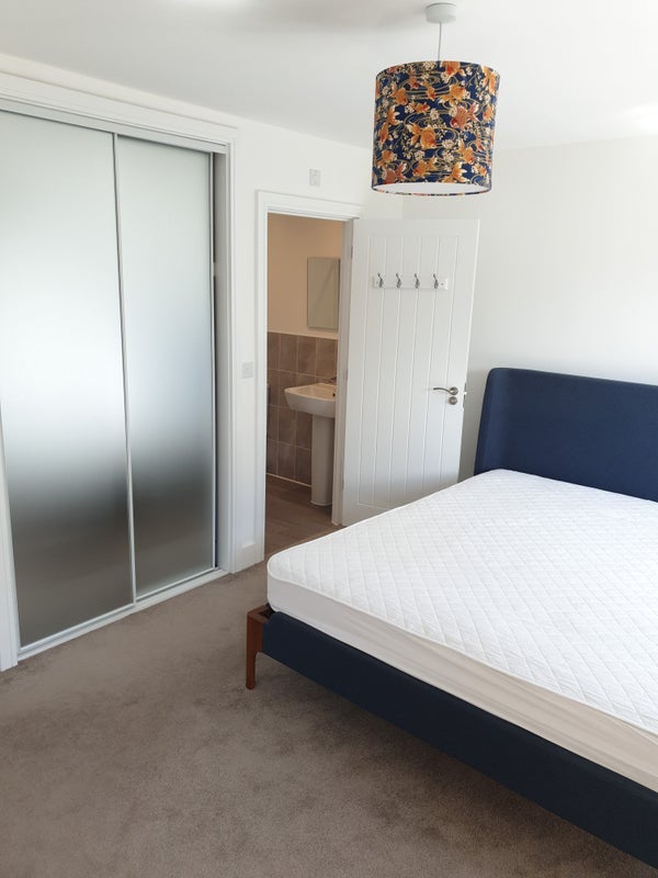 Room Bowen Road in Locking Parklands