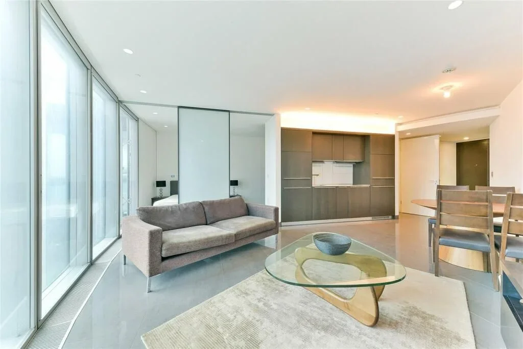 Flat Nine Elms Lane in Greater London